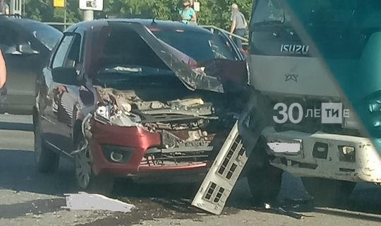 В Татарстане легковушка столкнулась с грузовиком, пострадала девушка-водитель