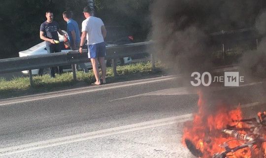 Мотоцикл сгорел дотла после ДТП с легковушкой в Казани