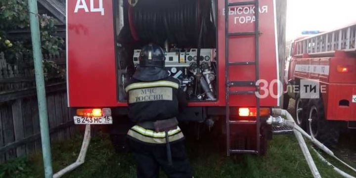 Мужчина обжег ноги, спасаясь из пожара в своем доме в Татарстане