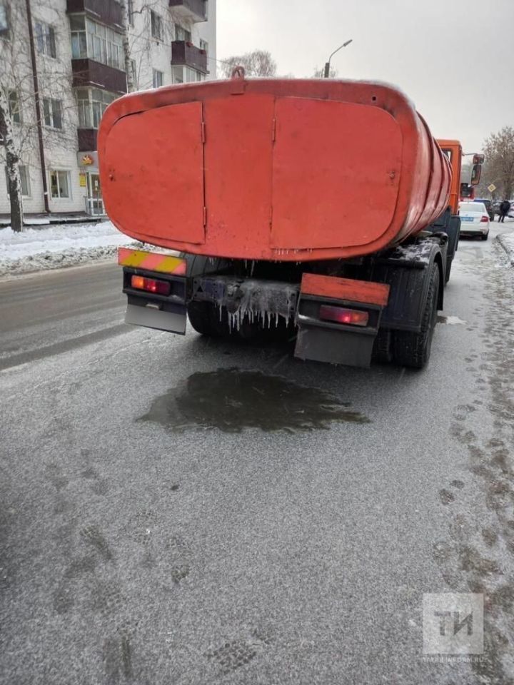 В РТ 7-летний ребенок попал под водовоз на пешеходном переходе