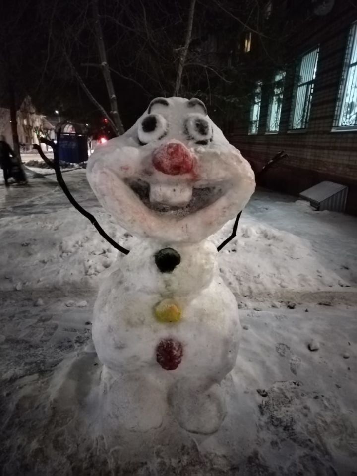 Лениногорцы в соцсетях раскритиковали вандала, сломавшего снеговика