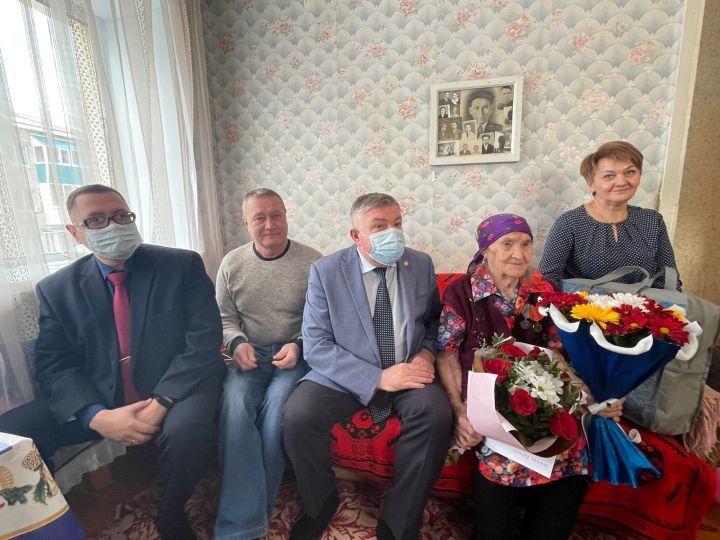 Ветерана тыла в Лениногорске поздравили с 95-летним юбилеем