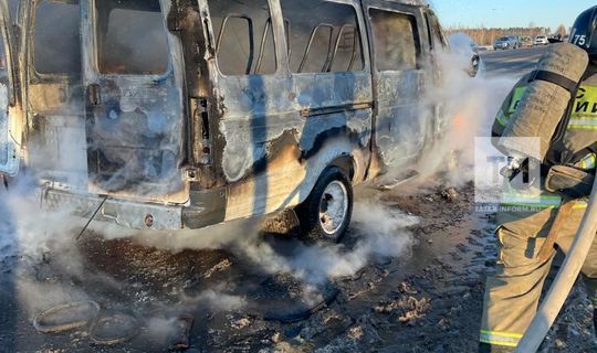 В Татарстане на трассе катафалк сгорел дотла