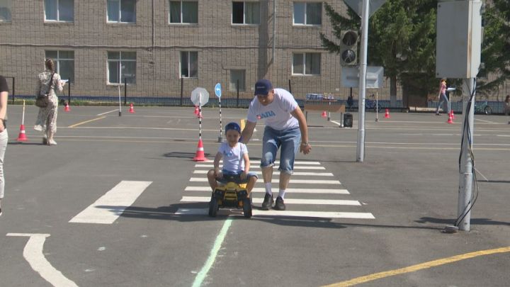 В Лениногорске папы с детьми проверили знания правил дорожного движения