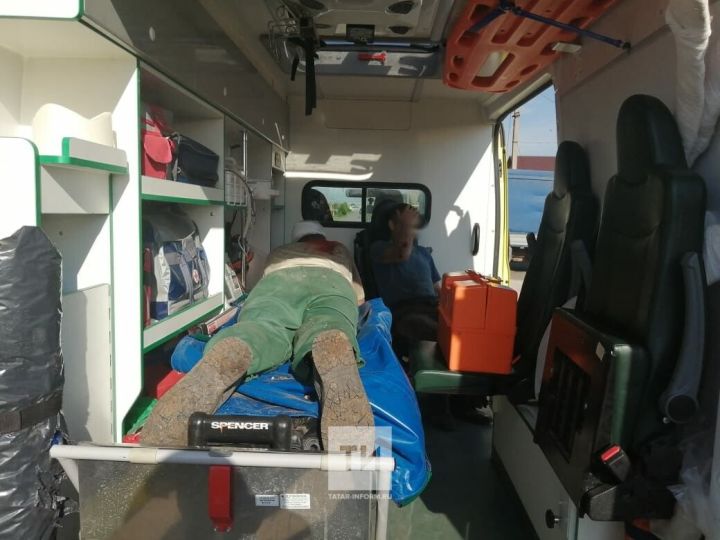 В Татарстане рабочих завалило кирпичами разрушившейся стены дома