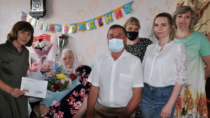 В Лениногорске поздравили ветерана войны и труда Екатерину Иванову с 90-летним юбилеем