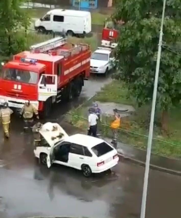 В Лениногорске загорелся автомобиль во время грозы