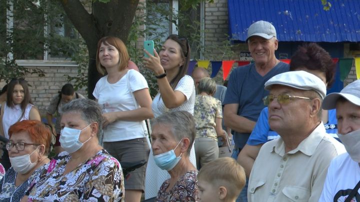 По-семейному тепло проходят праздники двора в Лениногорске