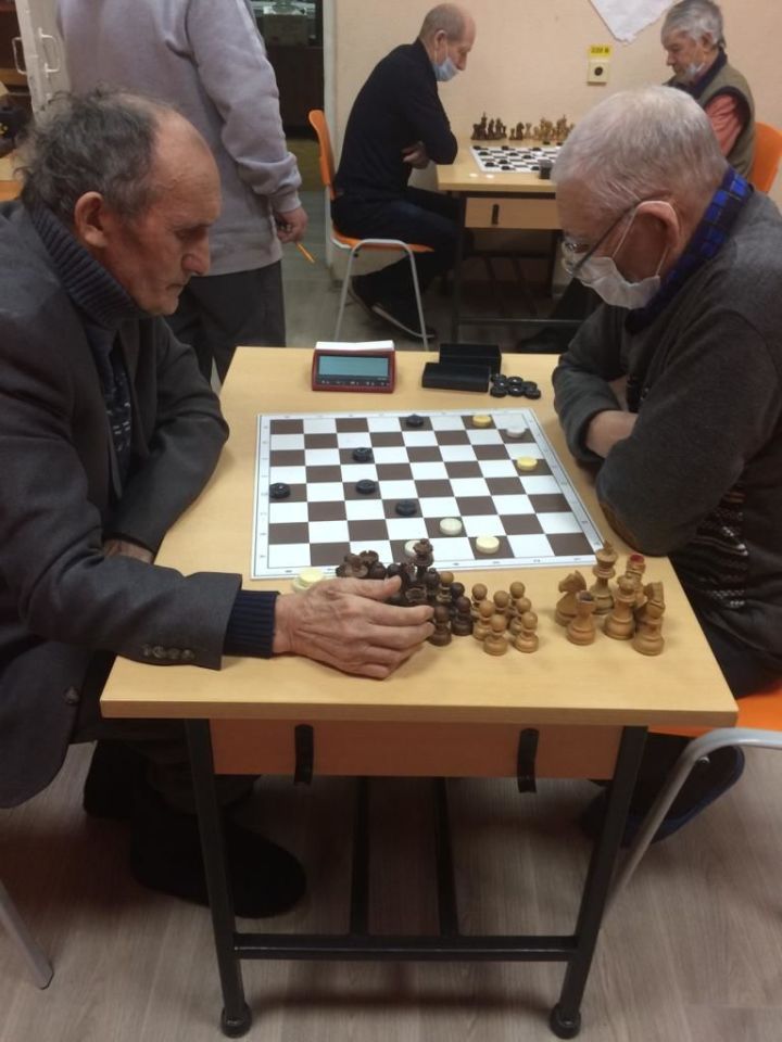 В Лениногорске прошел турнир по шахматам и шашкам среди пенсионеров