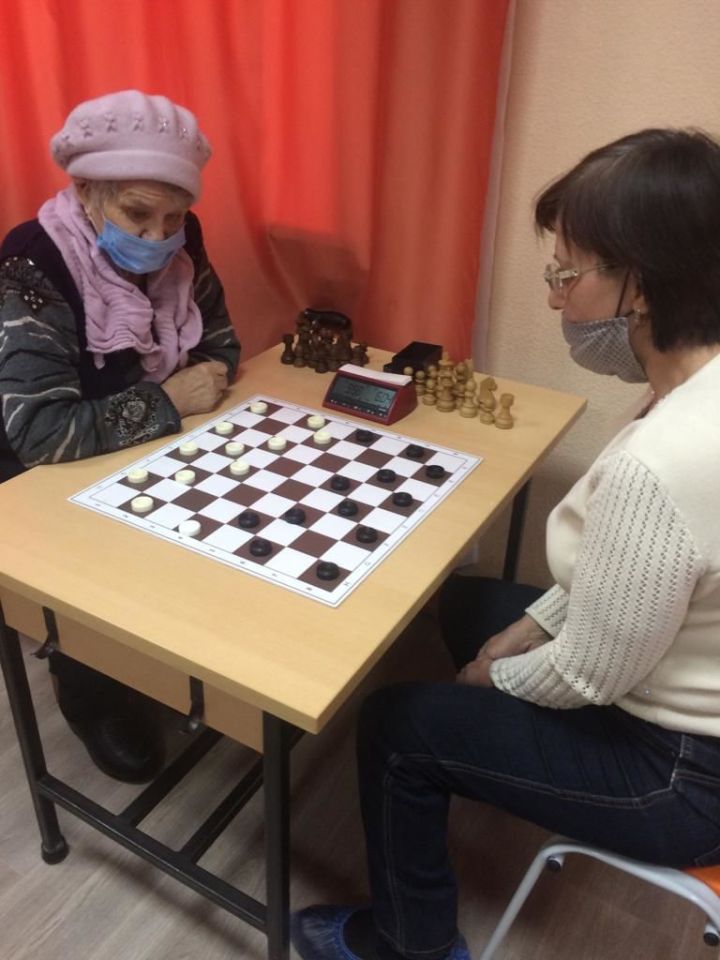 В Лениногорске прошел турнир по шахматам и шашкам среди пенсионеров