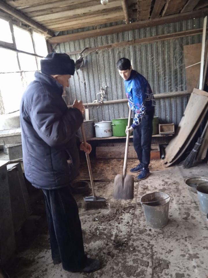 Лениногорские волонтеры помогли ветерану с уборкой территории