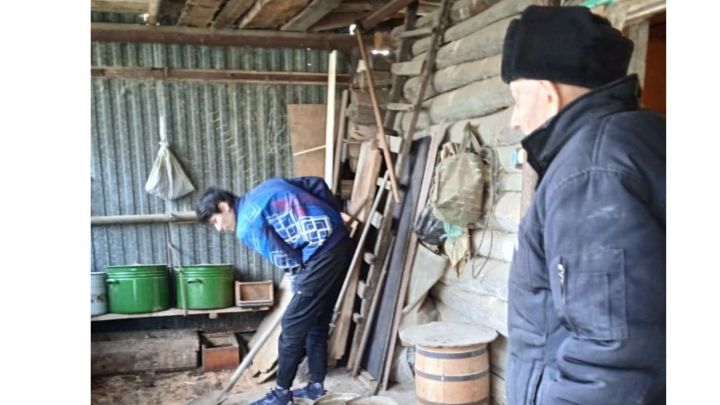 Лениногорские волонтеры помогли ветерану с уборкой территории