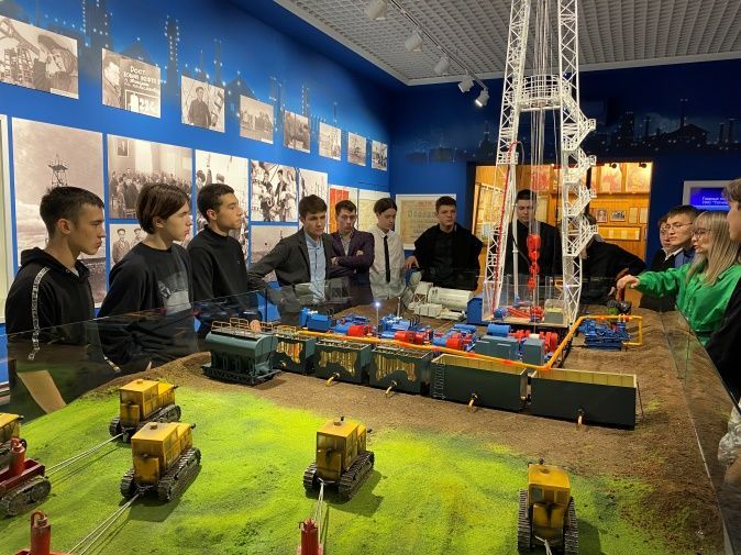 Лениногорские студенты изучали историю нефтяного Татарстана в Музее нефти