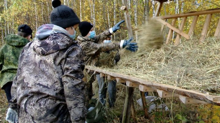 Лениногорские охотники на сезонный прикорм диких парнокопытных пригласили с собой школьников.