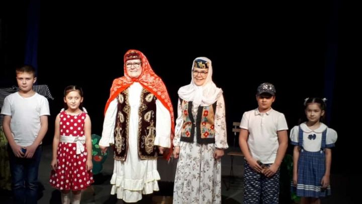 Лениногорский театр «Айсылу» показал спектакль «В гостях у бабушки» в Альметьевске