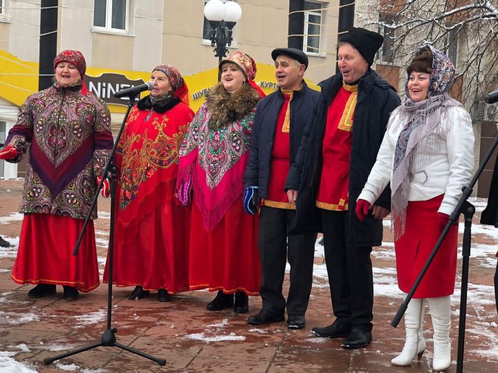 На главной площади Лениногорска прошёл праздничный концерт ко Дню народного единства.