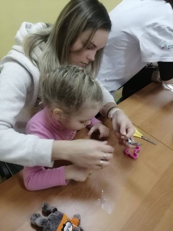 Лениногорские волонтёры провели мастер-класс по изготовлению кормушек для птиц с участием особенных детей