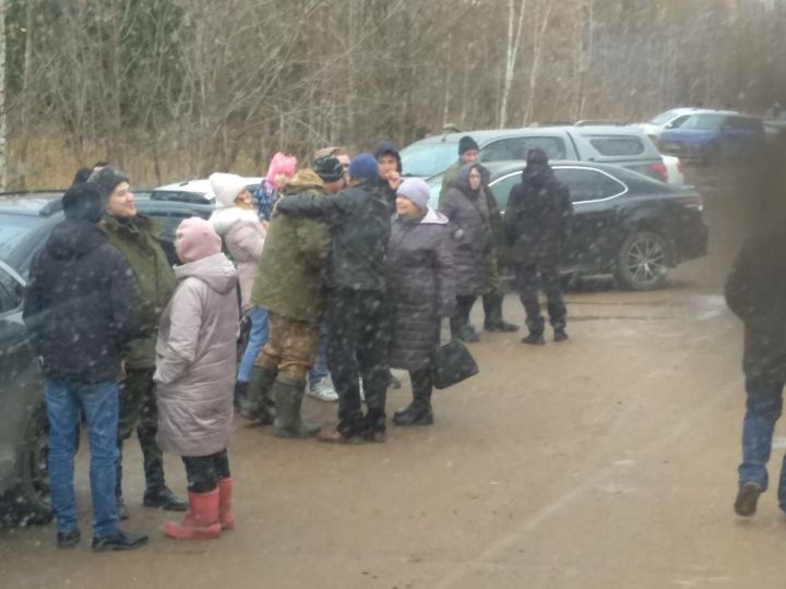 Мобилизованных из Лениногорска, проходящих курс боевого слаживания на полигонах Казани, навестили родные и близкие