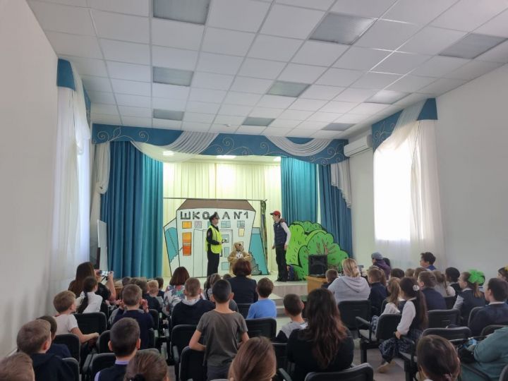 В школе № 1 Лениногорска побывал Альметьевский драматический театр