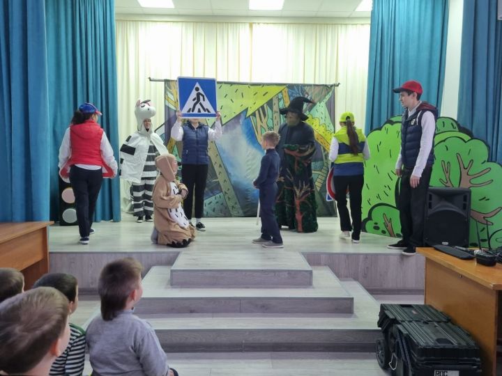В школе № 1 Лениногорска побывал Альметьевский драматический театр
