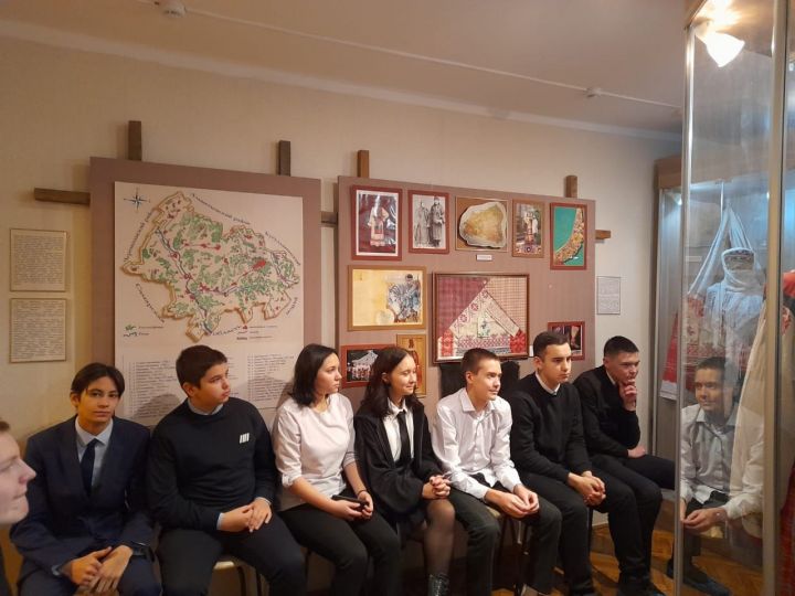 Студенты Лениногорского нефтяного техникума познакомились с выставкой «Народное богатство»