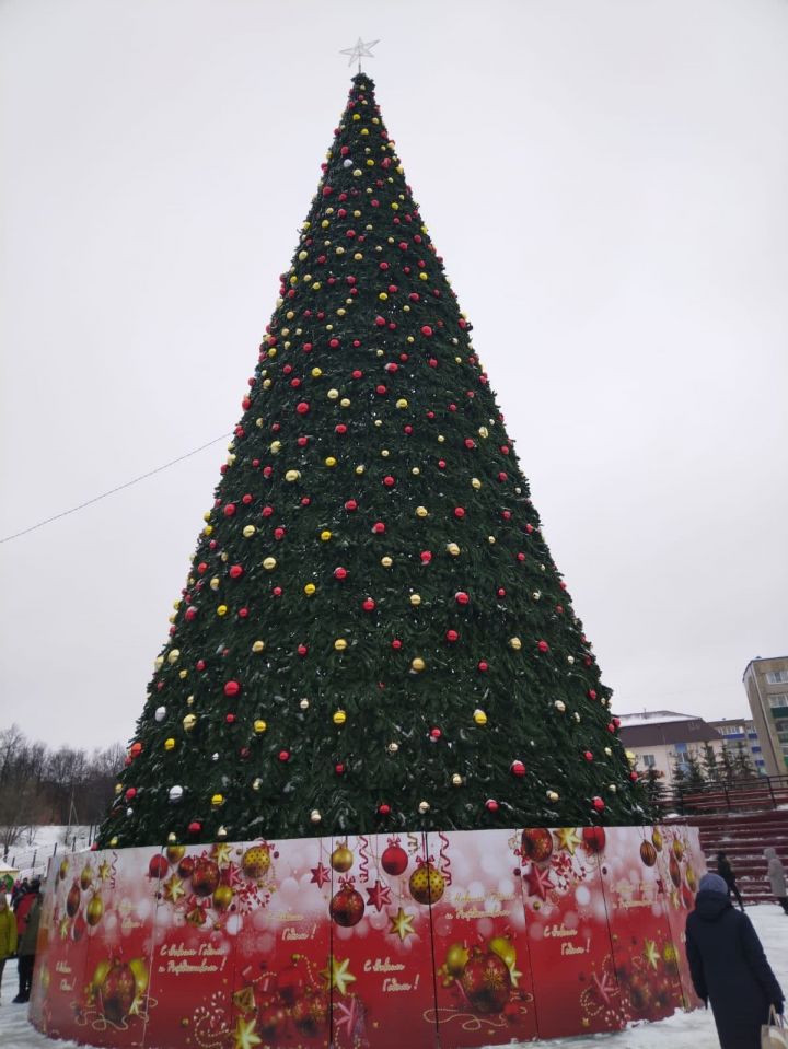 В Лениногорске «зажгли» главную городскую  новогоднюю Елку