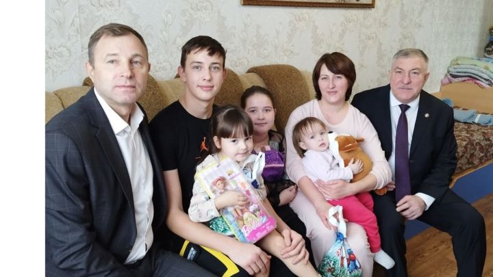 Многодетную семью из Лениногорска поздравили с Новым годом