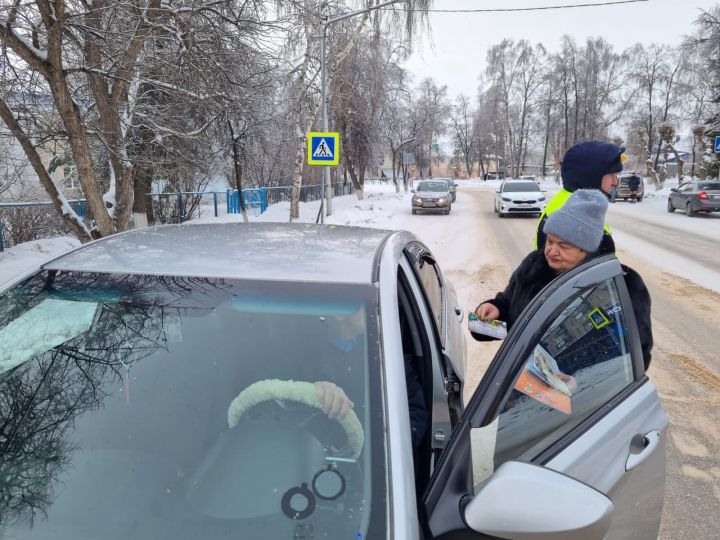 Госавтоинспекторы поздравили лениногорских водителей с Новым годом