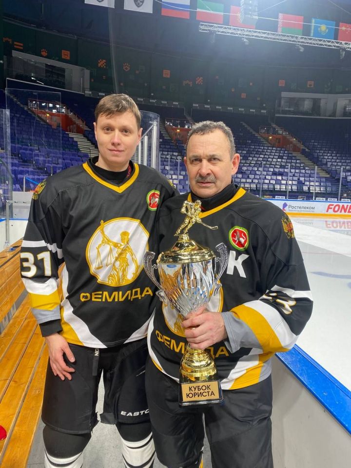 Судья Лениногорского городского суда Дмитрий Линевич принял участие в традиционном Кубке юриста по хоккею и вернулся домой с Победой
