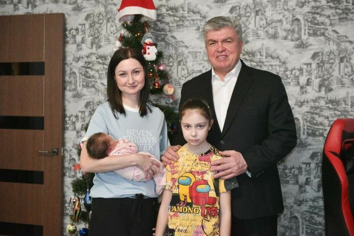 Мэр Набережных Челнов подарил семье челнинского резервиста сто тысяч рублей, в связи с рождением ребёнка