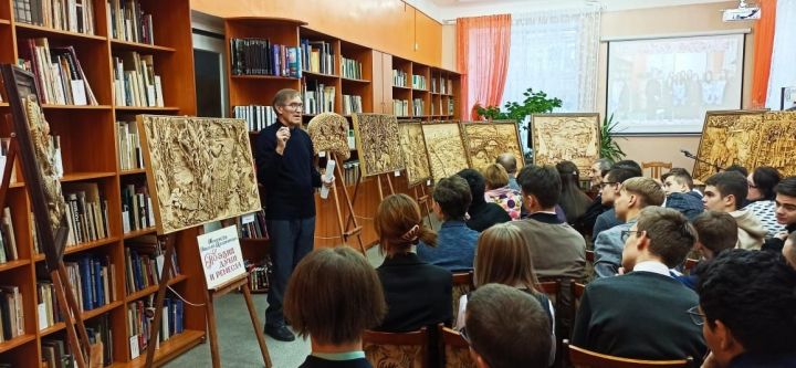 Творческий вечер, посвященный резчику по дереву Николаю Карасеву, прошел в Центральной библиотеке Лениногорска