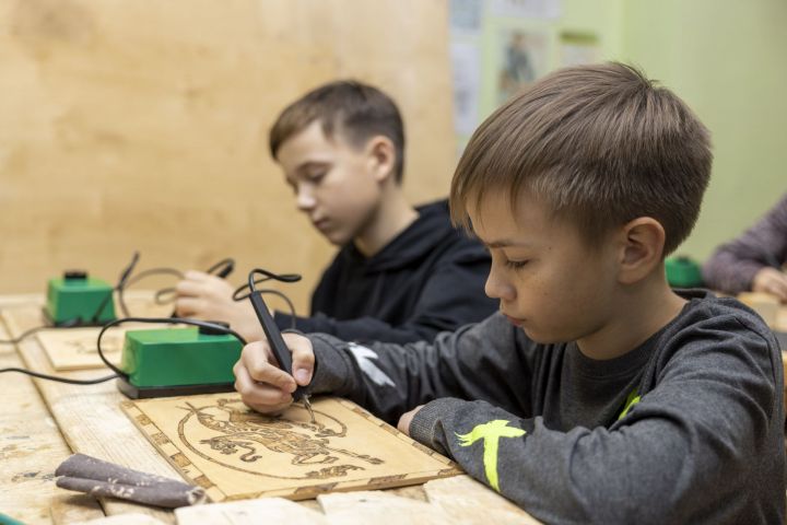 В Доме детского творчества Лениногорска дети на лазерном станке с ЧПУ будут делать сувениры