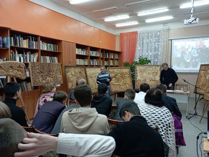 Творческий вечер, посвященный резчику по дереву Николаю Карасеву, прошел в Центральной библиотеке Лениногорска