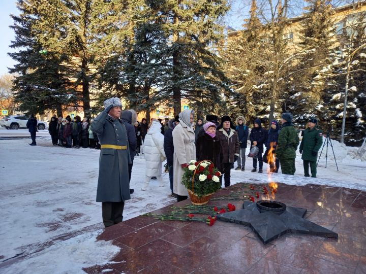 9 декабря в День Героев Отечества в Лениногорске возложили цветы к памятнику первого Героя России Татарстана - Дамира Исламова