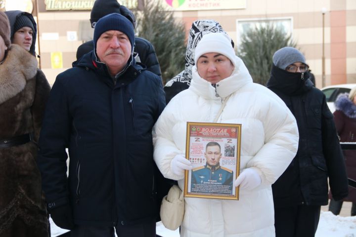 9 декабря в Лениногорске на доме, где жил Герой России Дамир Исламов, установили мемориальную доску