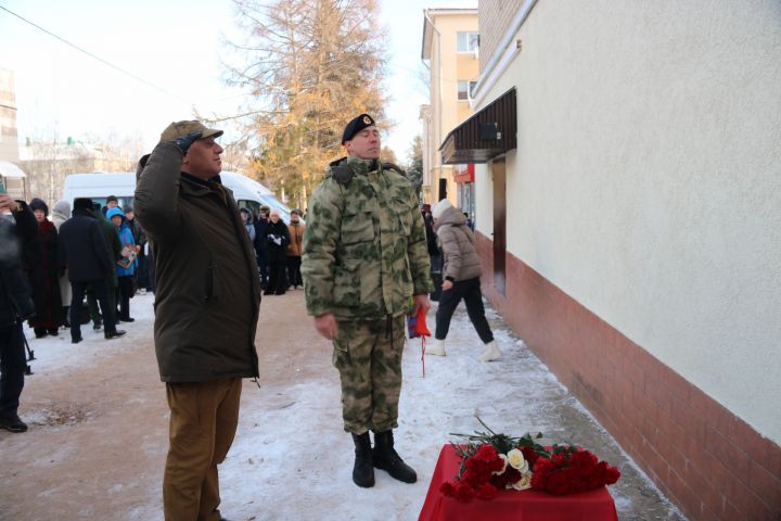 9 декабря в Лениногорске на доме, где жил Герой России Дамир Исламов, установили мемориальную доску