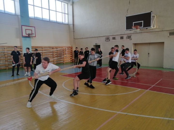 В Лениногорском нефтяном техникуме прошла спортивная игра «А ну-ка, парни!»
