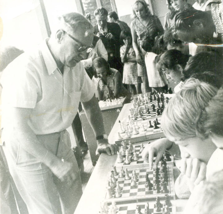 Летом 1974 года прославленный советский гроссмейстер Михаил Ботвинник приехал в Лениногорск. Это была сенсация!