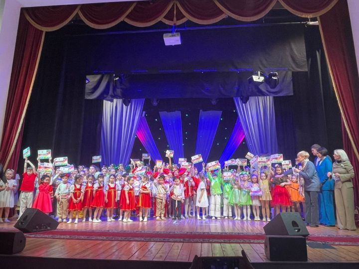 Около 500 детей вышли на сцену «Лениногорской звезды»