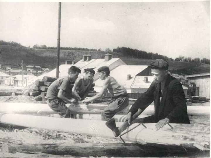 1952 год. Плотницкая бригада Шарипова (крайний справа) на строительстве базы УРСа.