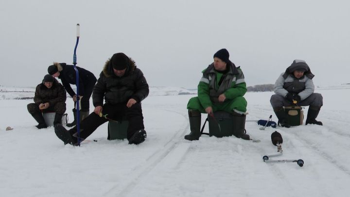 На озере Карабаш Лениногорского района прошли соревнования по зимней рыбалке