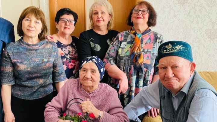 Труженицу тыла Лениногорска поздравили с 90-летним юбилеем