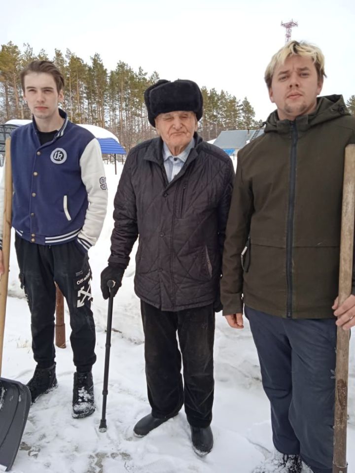 Волонтеры посетили ветерана труда Лениногорска