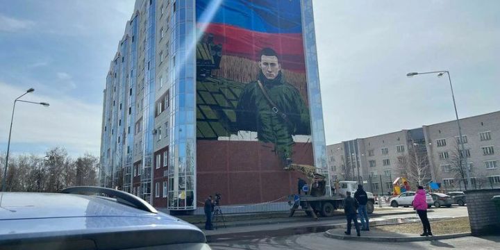 В память о Герое России Дамире Исламове сегодня в Казани будет завершён его монументальный портрет