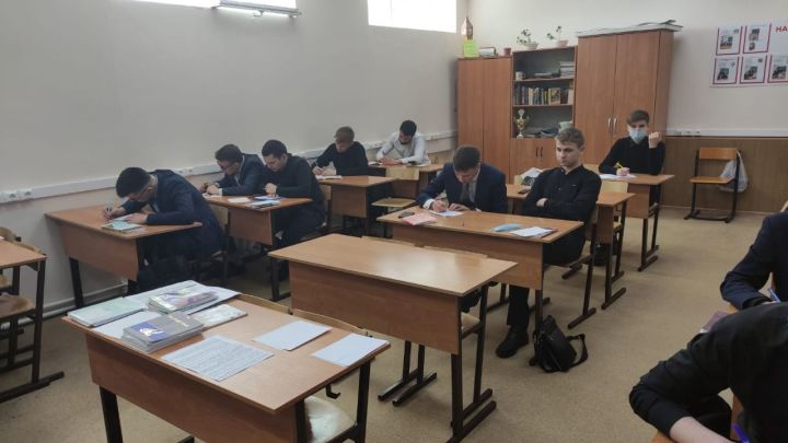 Лениногорские студенты пишут письмо солдату