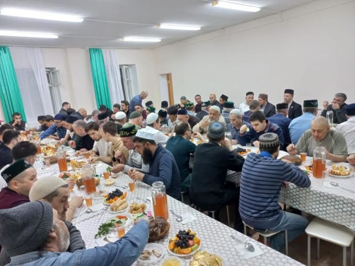 Азербайджанская диаспора организовала благотворительный ифтар в лениногорской мечети