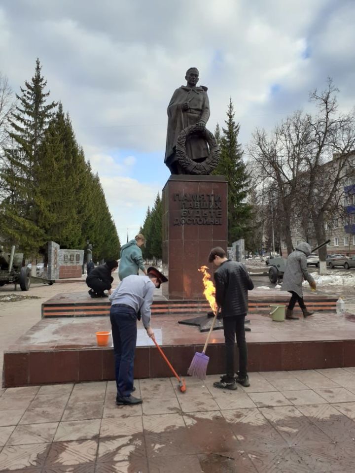 Лениногорские волонтеры приняли участие в благоустройстве памятника
