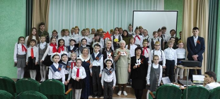 Ученики школы № 4 и активисты ТОС № 13 поздравили с Днем Победы тружеников тыла