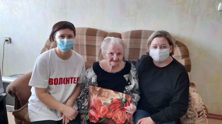 Специалисты центра социального обслуживания населения «Исток-Башлангыч» и волонтеры навестили узницу концлагеря Зою Дмитриеву Ермолаеву