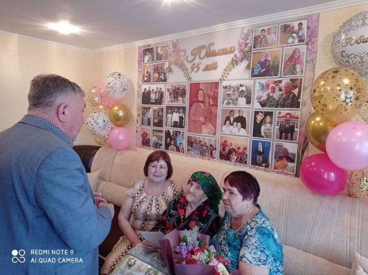 Глава Лениногорского района поздравил с 95-летним юбилеем труженицу тыла